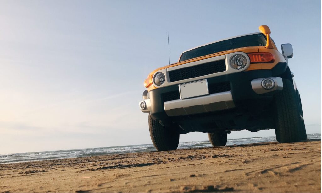 砂浜を走る車